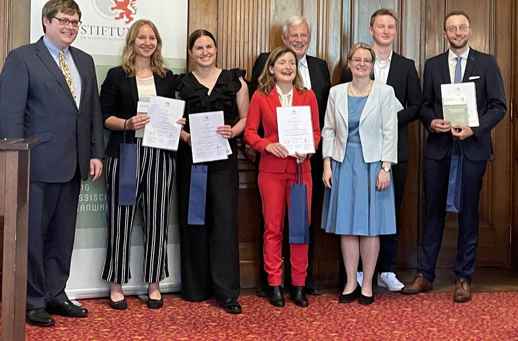 Aufsatzwettbewerb der Stiftung der Hessischen Rechtsanwaltschaft regt zur Debatte über Sprache im Recht an