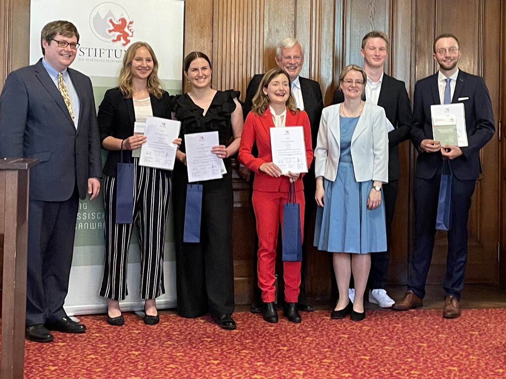 Aufsatzwettbewerb der Stiftung der Hessischen Rechtsanwaltschaft regt zur Debatte über Sprache im Recht an 2 preistraeger2023